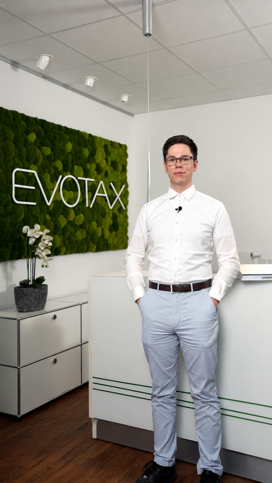 Moderner EVOTAX Empfang mit Berater