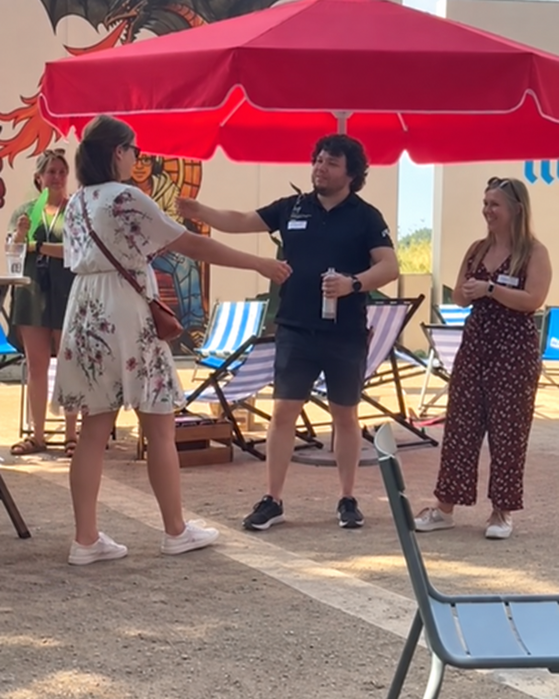 Sommerfest unter rotem Sonnenschirm